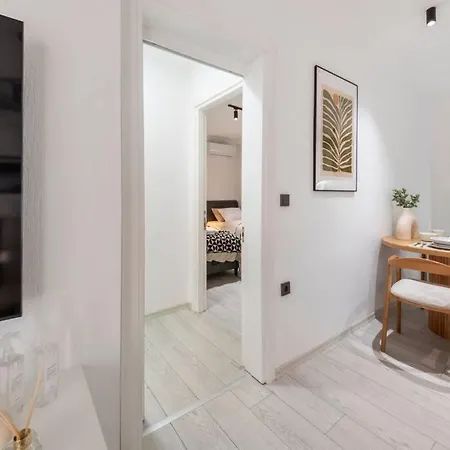 Center 2 Bedroom Calm Modern Garden Floor Flat - Yeni Dunya